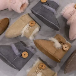 Lammfell Babyschlappen Noa – Echtes Lammfell in Sand, Grau, Rosa & Weiß