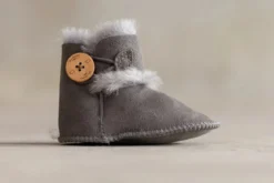 Lammfell Babyschlappen Noa – Echtes Lammfell in Sand, Grau, Rosa & Weiß