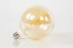 LED-Glühlampe Marty – G150-E27 mit amberfarbenem Glas