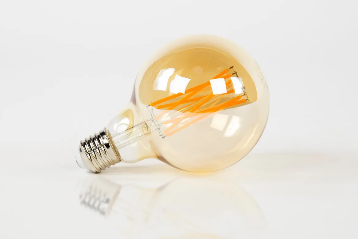 LED-Glühlampe Rara – G95-E27 mit amberfarbenem Glas