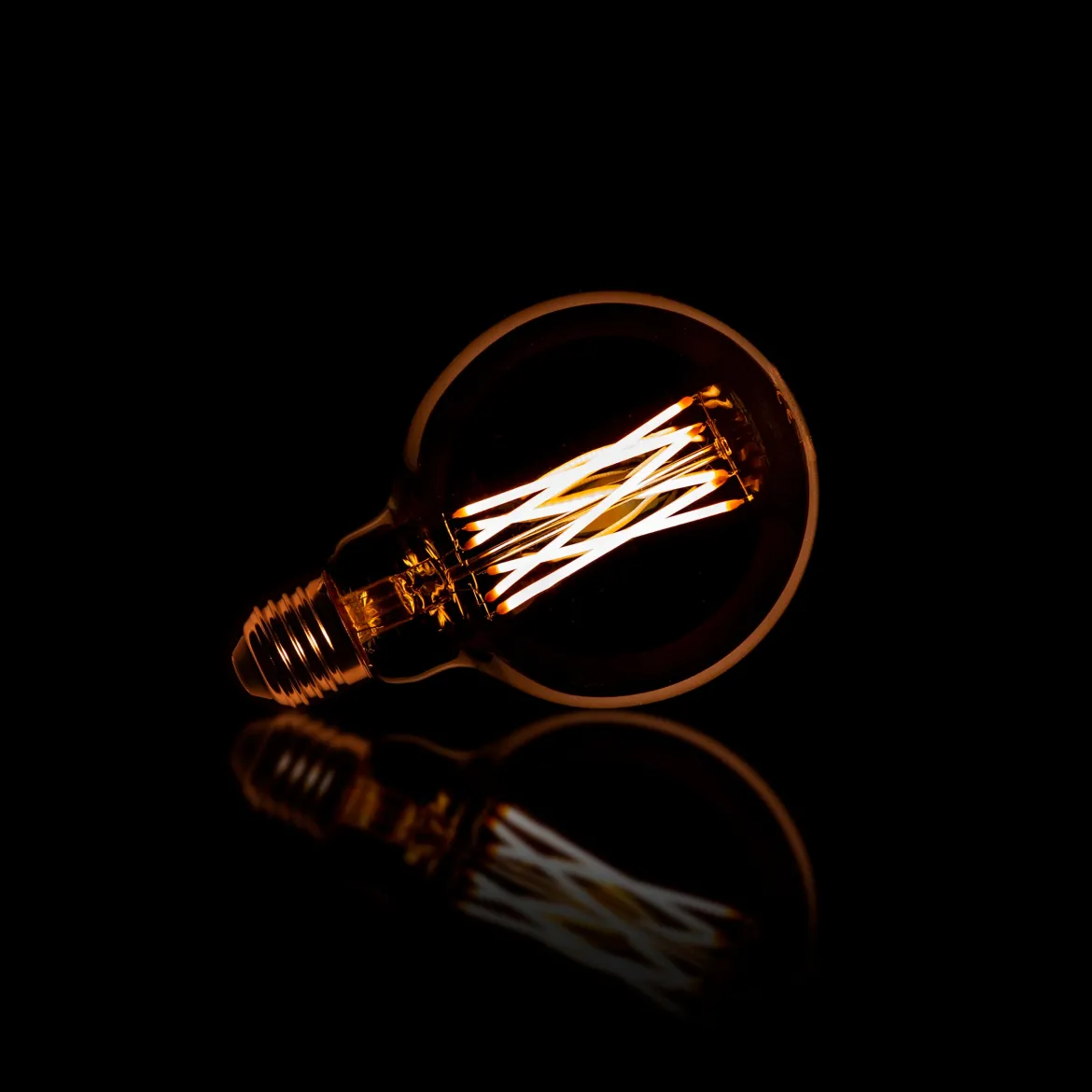 LED-Glühlampe Rara – G95-E27 mit amberfarbenem Glas