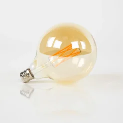 LED-Glühlampe Veya – G125-E27 im Großformat mit amberfarbenem Glas
