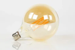 LED-Glühlampe Veya – G125-E27 im Großformat mit amberfarbenem Glas