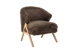 Loungesessel Ang – Kunstfell & FSC®-Holz in warmem Braunton