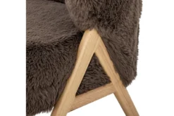 Loungesessel Ang – Kunstfell & FSC®-Holz in warmem Braunton