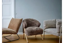 Loungesessel Ang – Kunstfell & FSC®-Holz in warmem Braunton
