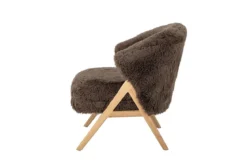 Loungesessel Ang – Kunstfell & FSC®-Holz in warmem Braunton