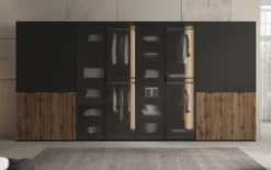 Moduro Kalen – Viermoduliger Design-Kleiderschrank mit Holz- und Strukturglasfron