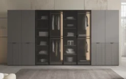 Moduro Rivon – Modularer Design-Kleiderschrank mit geriffelter Glasfront und Strukturpaneelen