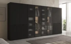 Moduro Rivon – Modularer Design-Kleiderschrank mit geriffelter Glasfront und Strukturpaneelen