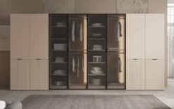 Moduro Rivon – Modularer Design-Kleiderschrank mit geriffelter Glasfront und Strukturpaneelen