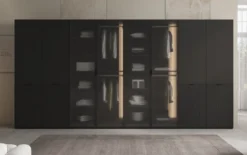 Moduro Rivon – Modularer Design-Kleiderschrank mit geriffelter Glasfront und Strukturpaneelen