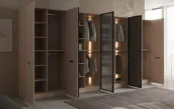 Moduro Rivon – Modularer Design-Kleiderschrank mit geriffelter Glasfront und Strukturpaneelen