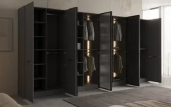 Moduro Rivon – Modularer Design-Kleiderschrank mit geriffelter Glasfront und Strukturpaneelen