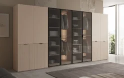 Moduro Rivon – Modularer Design-Kleiderschrank mit geriffelter Glasfront und Strukturpaneelen