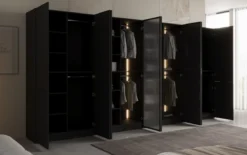 Moduro Rivon – Modularer Design-Kleiderschrank mit geriffelter Glasfront und Strukturpaneelen