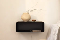 Nachttisch Nelio – Hängendes Design mit Kabeldurchführung