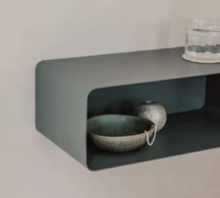 Nachttisch Nelio – Hängendes Design mit Kabeldurchführung