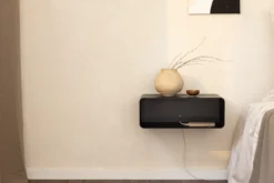 Nachttisch Nelio – Hängendes Design mit Kabeldurchführung
