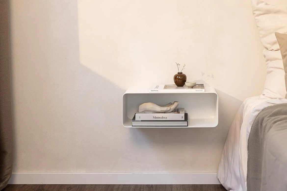 Nachttisch Nelio – Hängendes Design mit Kabeldurchführung