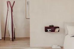Nachttisch Nelio – Hängendes Design mit Kabeldurchführung
