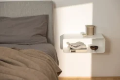 Nachttisch Nelio – Hängendes Design mit Kabeldurchführung