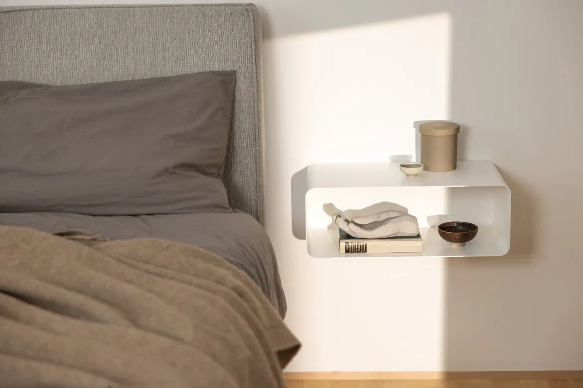 Nachttisch Nelio – Hängendes Design mit Kabeldurchführung