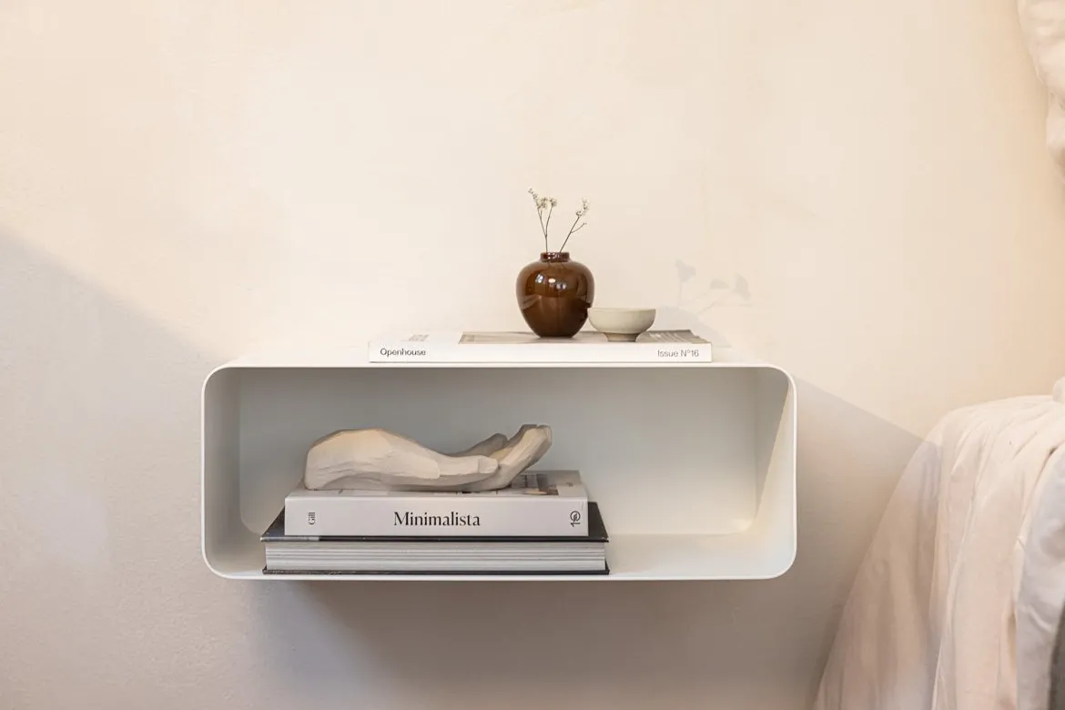 Nachttisch Nelio – Hängendes Design mit Kabeldurchführung