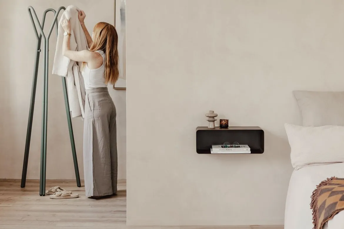 Nachttisch Nelio – Hängendes Design mit Kabeldurchführung
