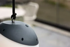 Outdoor-Pendelleuchte „Ilona" – batteriebetrieben aus Kunststoff in Schwarz-Weiß