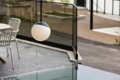 Outdoor-Pendelleuchte „Ilona" – batteriebetrieben aus Kunststoff in Schwarz-Weiß