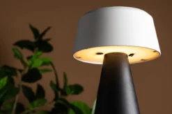 Outdoor-Tischlampe „Lynora“ – kabellose LED-Außenlampe in Schwarz-Weiß
