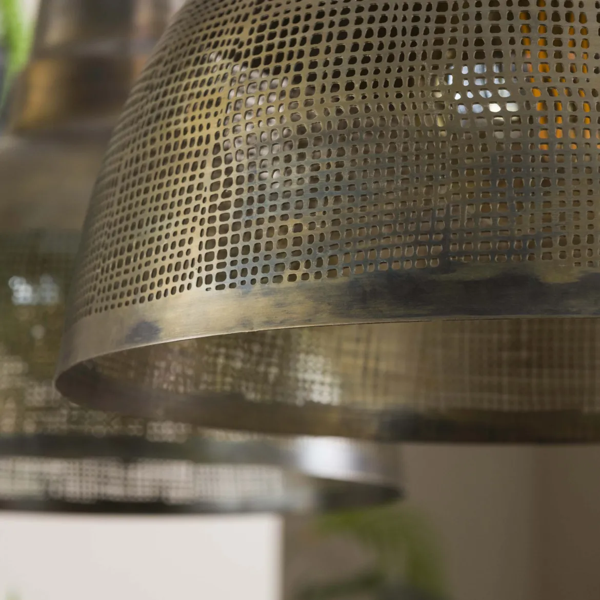 Pendelleuchte "Armonis“ – Mit 2 handperforierten Lampenschirmen aus Metall in Antikbronze