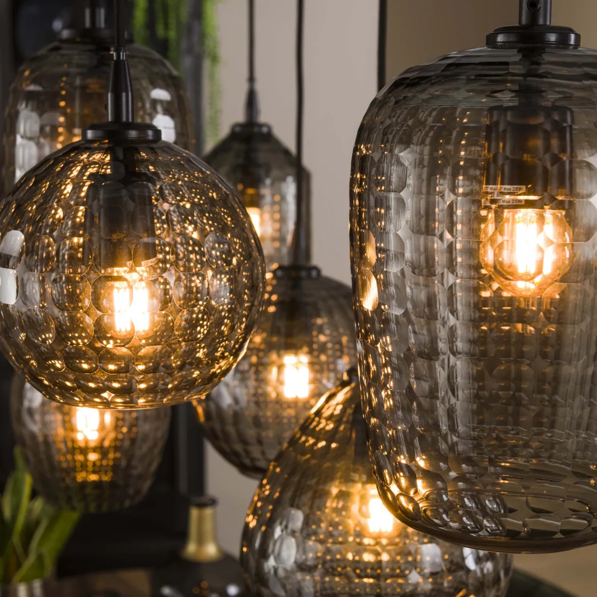 Pendelleuchte „Aurelia“ – mit 7 Leuchten im Rauchglas-Design und Metall Armatur