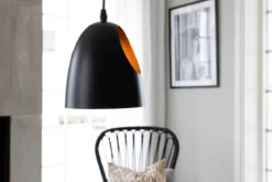 Pendelleuchte „Black Beauty" – Mit edlem kupferfarbenen Innendesign