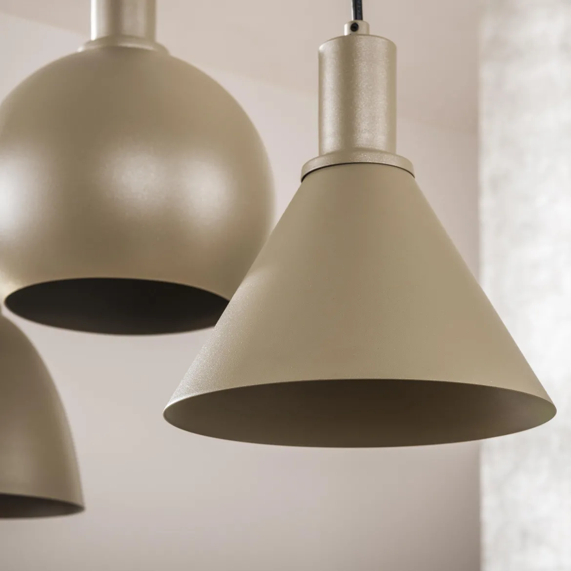 Pendelleuchte "Lumiselle“ – 5 Leuchten aus Metall in unterschiedlichen Formen in Beige oder Bronze