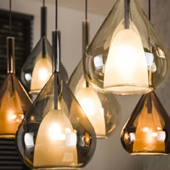 Pendelleuchte "Lumora“ – 7 tropfenförmige Glasschirme in Bernstein, Kupfer und Chrom