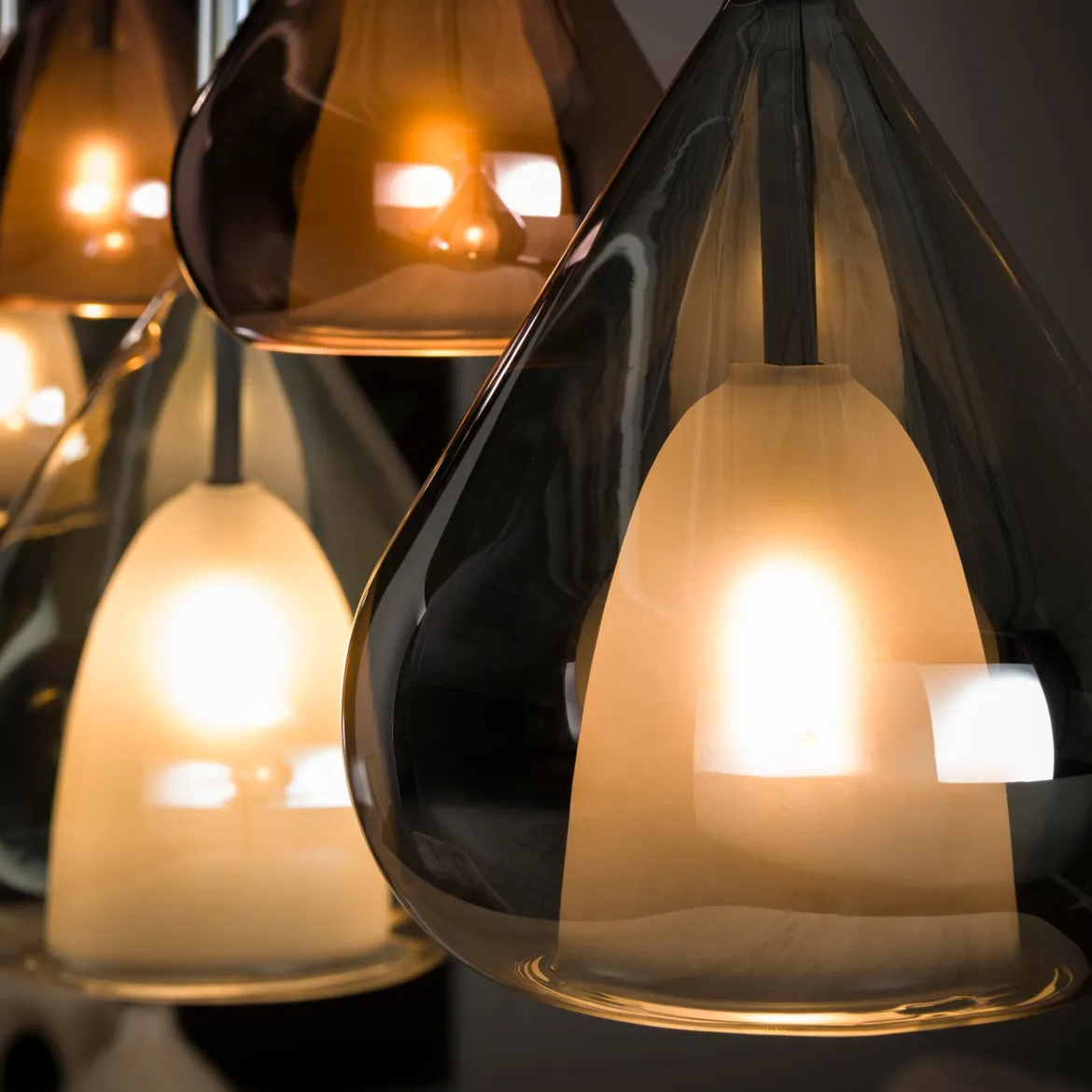 Pendelleuchte "Lysandra“ – 5 tropfenförmige Glasschirme in Bernstein, Kupfer und Chrom
