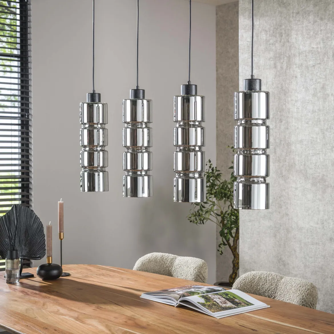 Pendelleuchte „Navaro“ – 4 Leuchten mit verchromten Glasschirmen in Zylinder-Form
