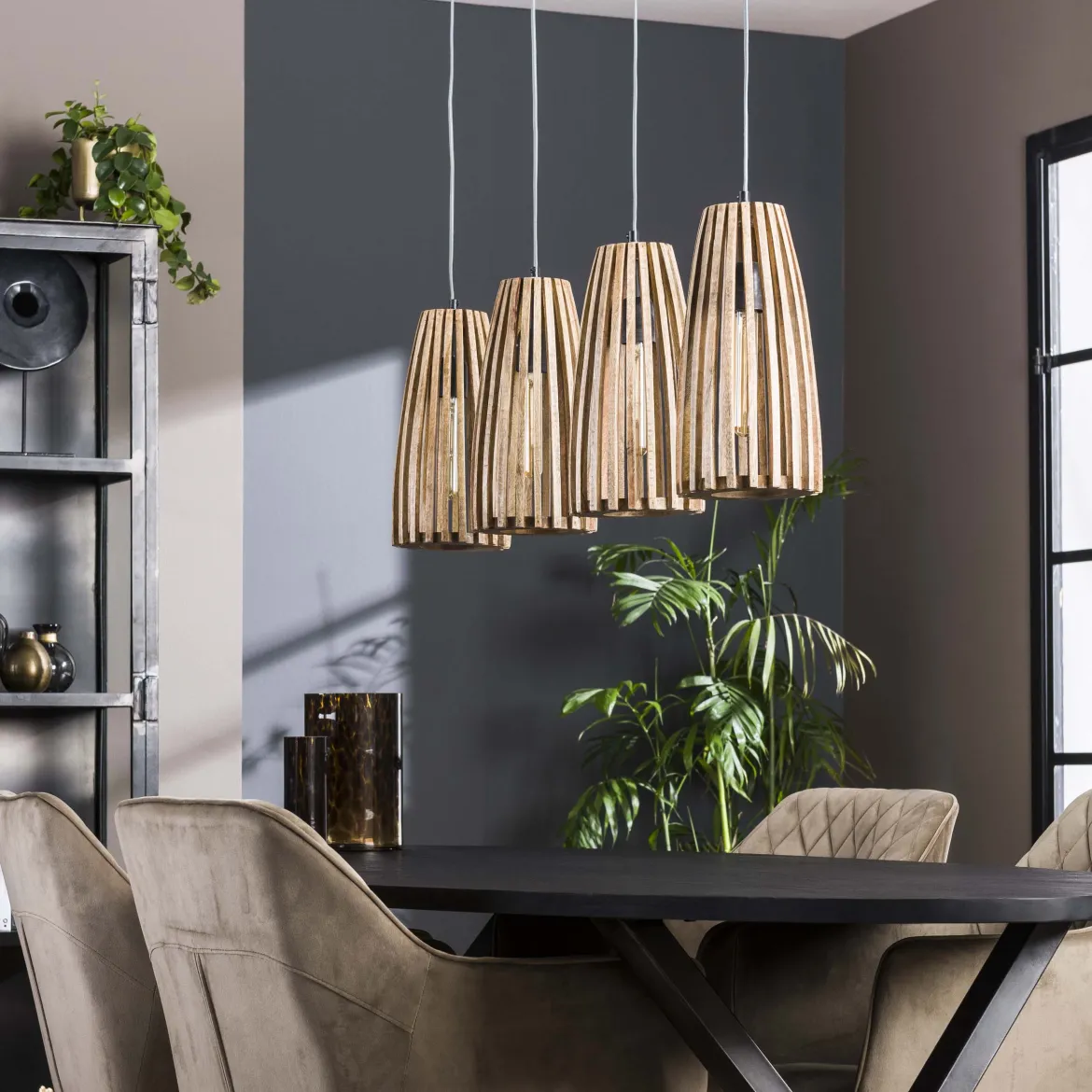 Pendelleuchte „Orenda“ – 4 Leuchten mit Lampenschirmen aus Mangoholz