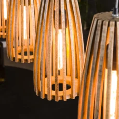 Pendelleuchte „Orenda“ – 4 Leuchten mit Lampenschirmen aus Mangoholz