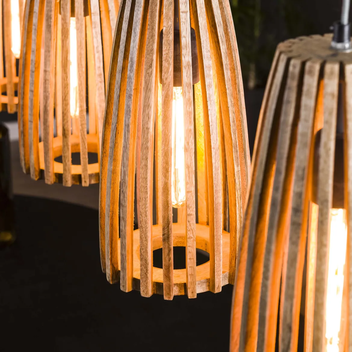Pendelleuchte „Orenda“ – 4 Leuchten mit Lampenschirmen aus Mangoholz