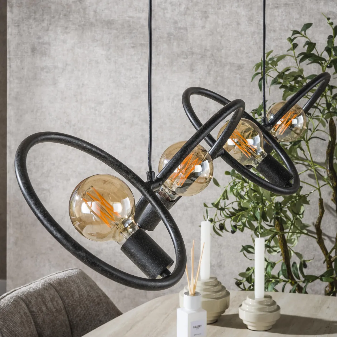 Pendelleuchte „Orlina“ – 4 Leuchten aus arktisch schwarzem Metall im Loop Design