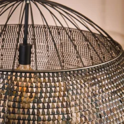 Pendelleuchte "Satoria“ – Handgefertigter Lampenschirm in Halbrund aus Metall in Schwarz-Bronze