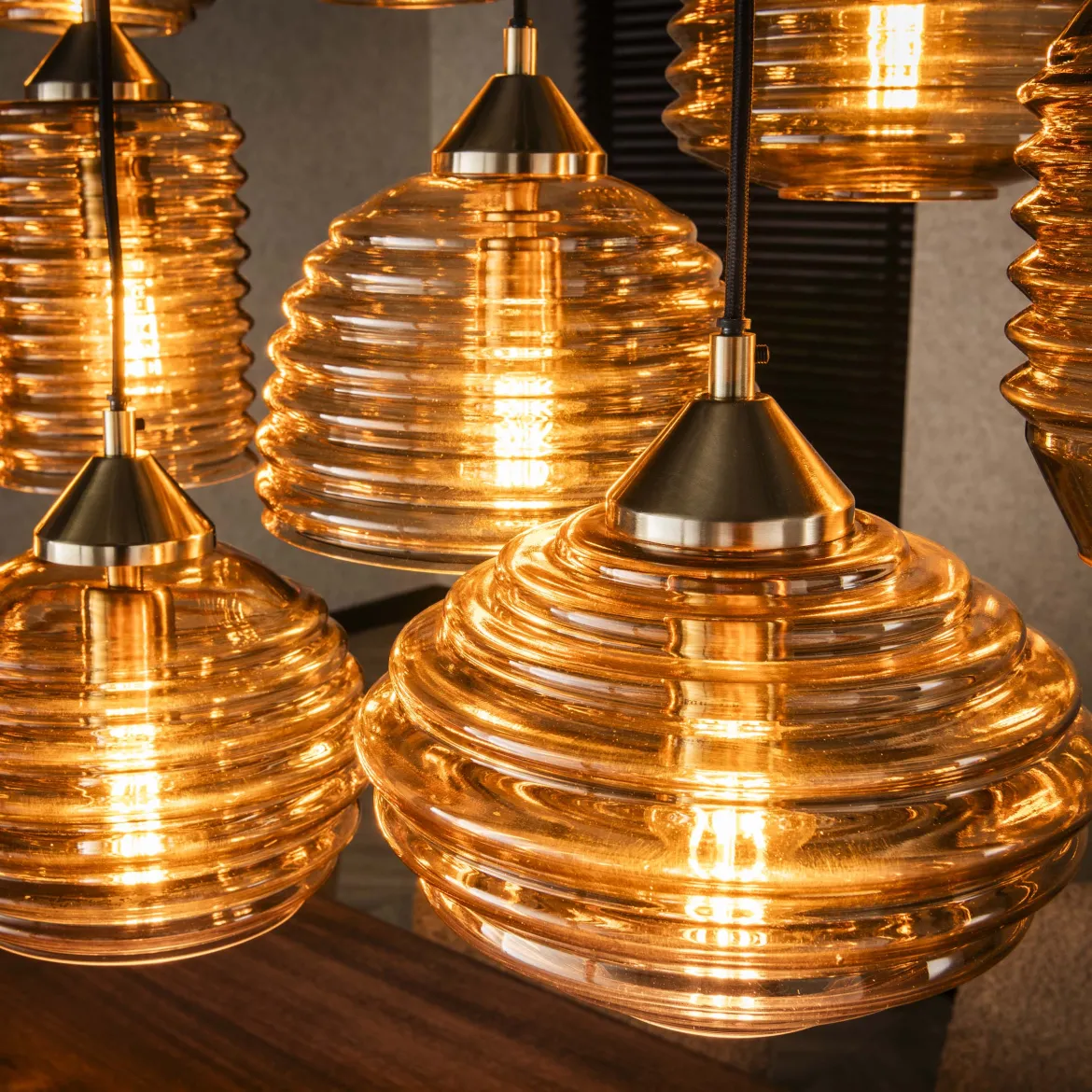 Pendelleuchte "Solaro" – mit 15 Leuchten im Rib-Glass Design und Bernsteinfarben