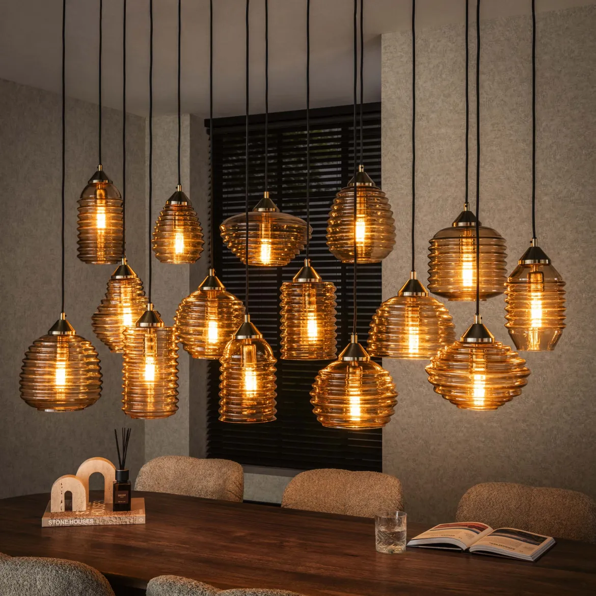 Pendelleuchte "Solaro" – mit 15 Leuchten im Rib-Glass Design und Bernsteinfarben