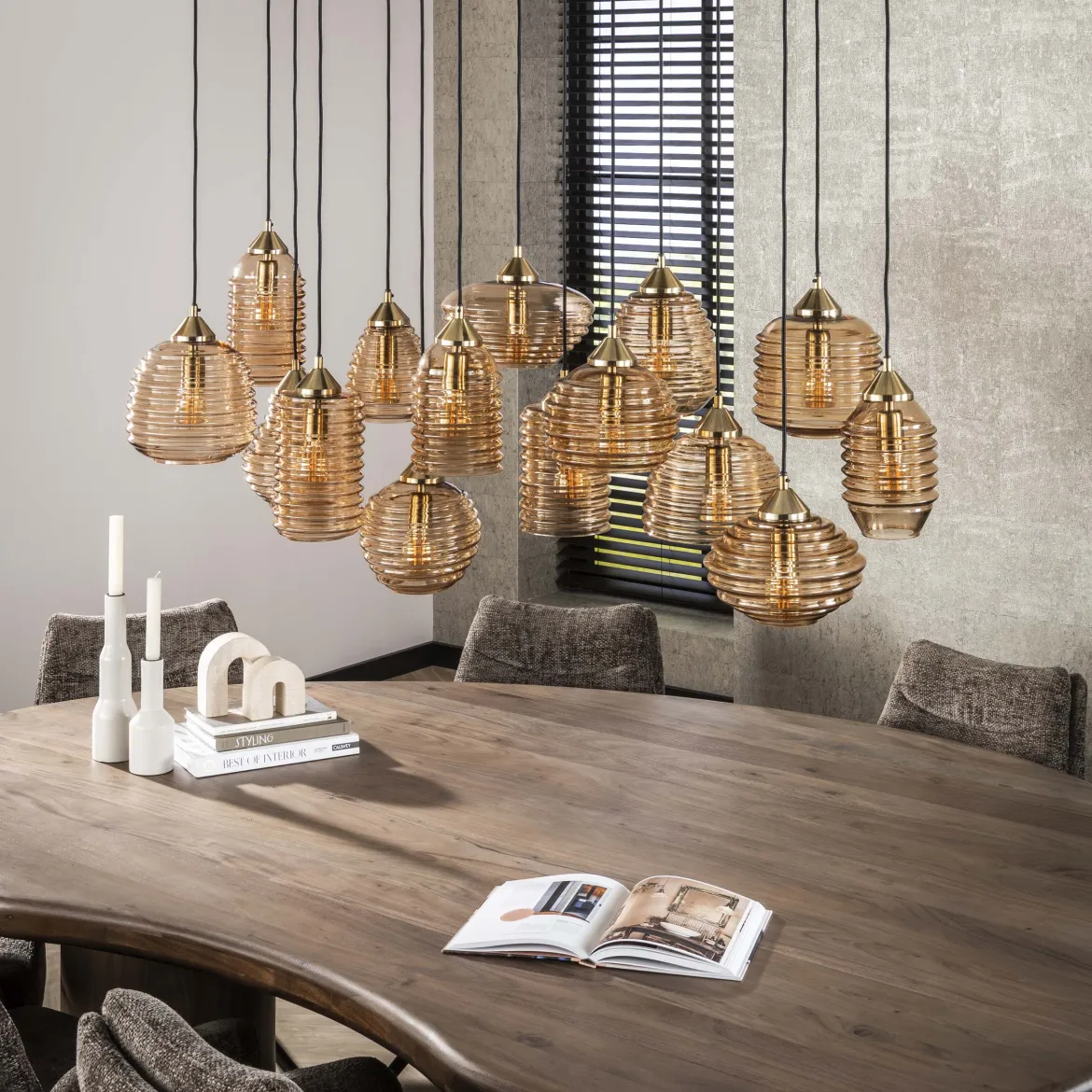 Pendelleuchte "Solaro" – mit 15 Leuchten im Rib-Glass Design und Bernsteinfarben