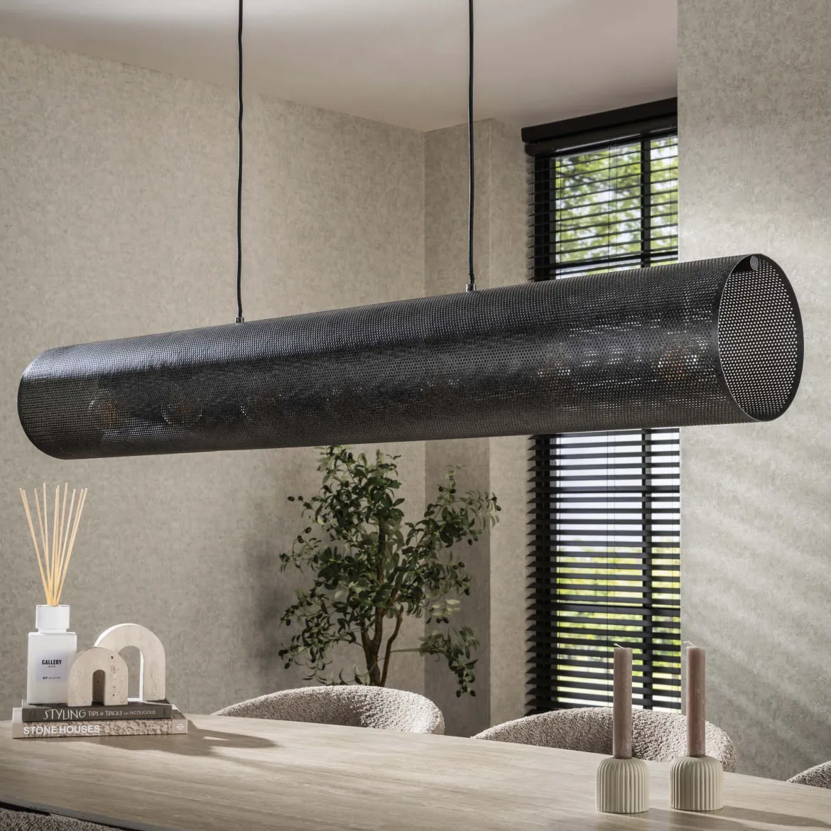 Pendelleuchte „Valeria“ – Mit 7 Leuchten in horizontalem Tube-Mesh-Design in Schwarz