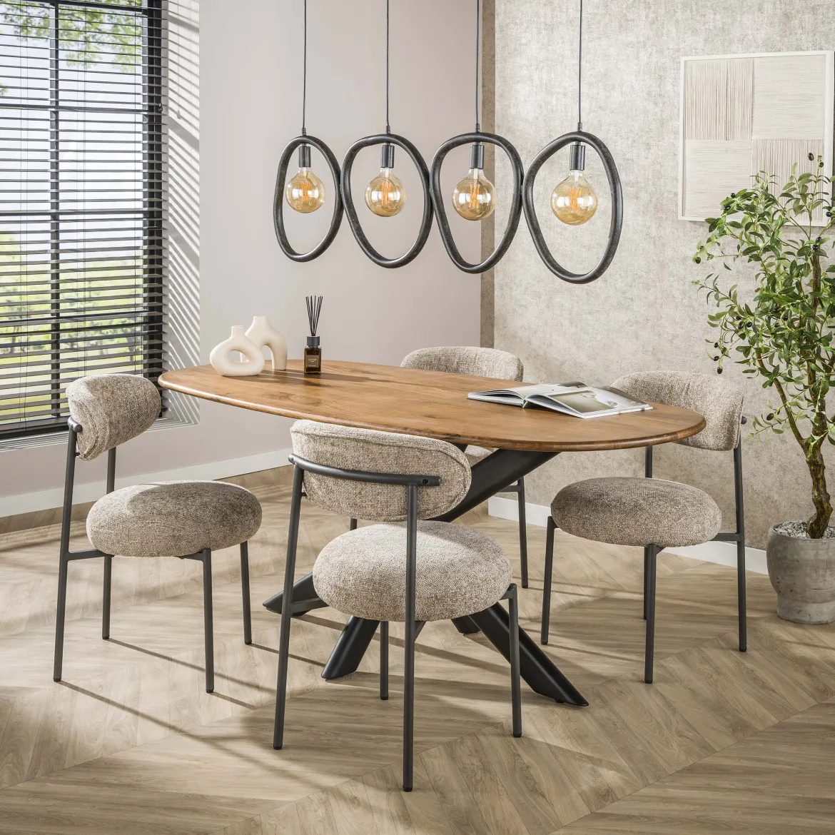 Pendelleuchte „Vionara“ – 4 Leuchten aus arktisch schwarzem Metall in organischer Ringform