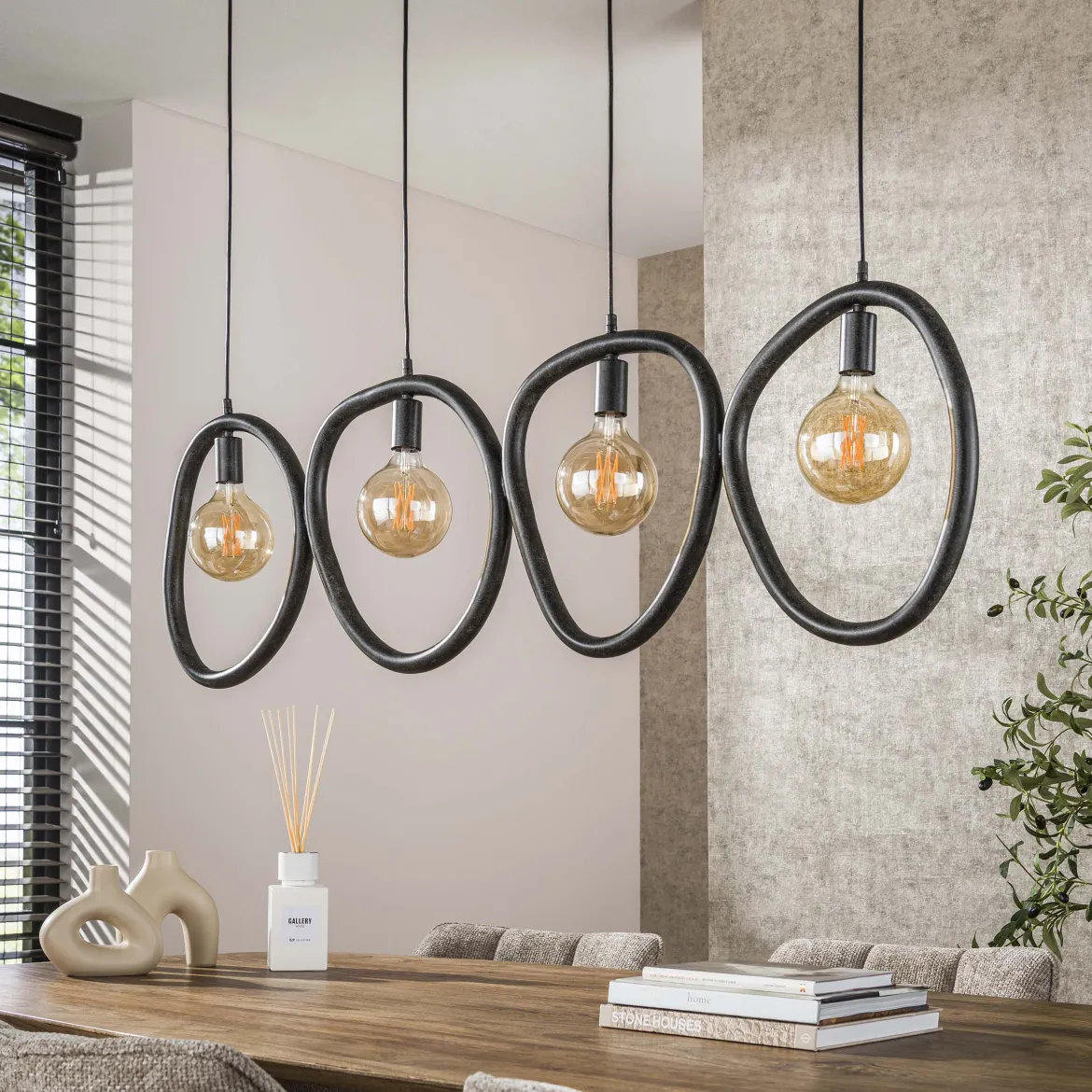 Pendelleuchte „Vionara“ – 4 Leuchten aus arktisch schwarzem Metall in organischer Ringform